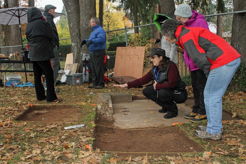 City of Salem Historic Planner, Kimberli Fitzgerald, describes the excavation process at the November 8, 2017 Open House