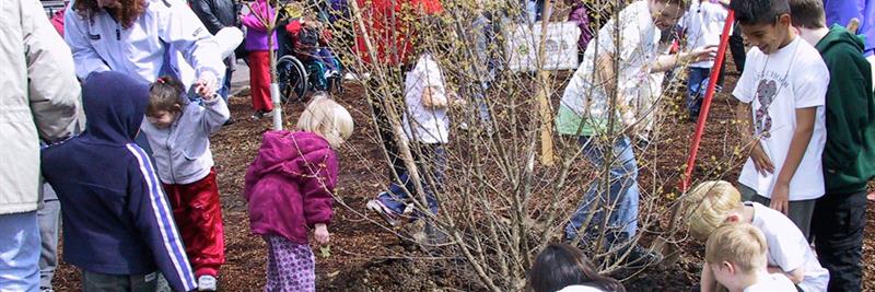 tree-planting-event-in-neighborhood_web_1600x1067_color